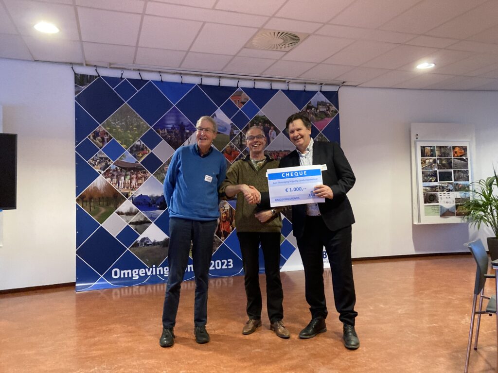 Leden van VLB nemen de cheque van 1000 euro in ontvangst