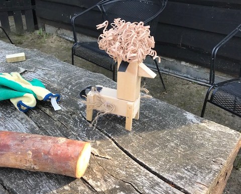 Kinderbezoek op de houtwerf